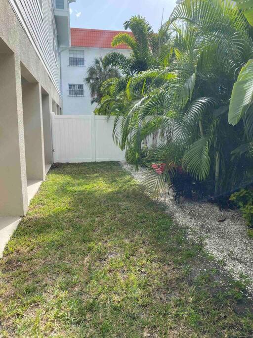 Luxurious Modern Townhouse Right Across Beach!! Table Tennis St. Pete Beach Kültér fotó